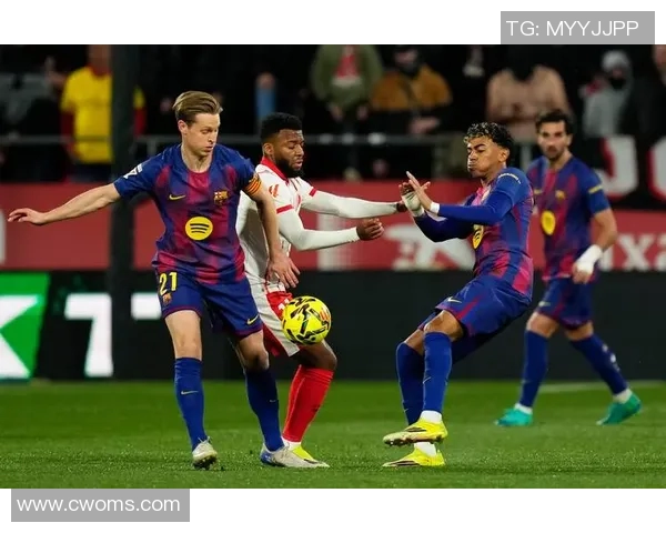 华伦西亚主场迎战巴塞罗那双方争夺西甲积分榜关键战役